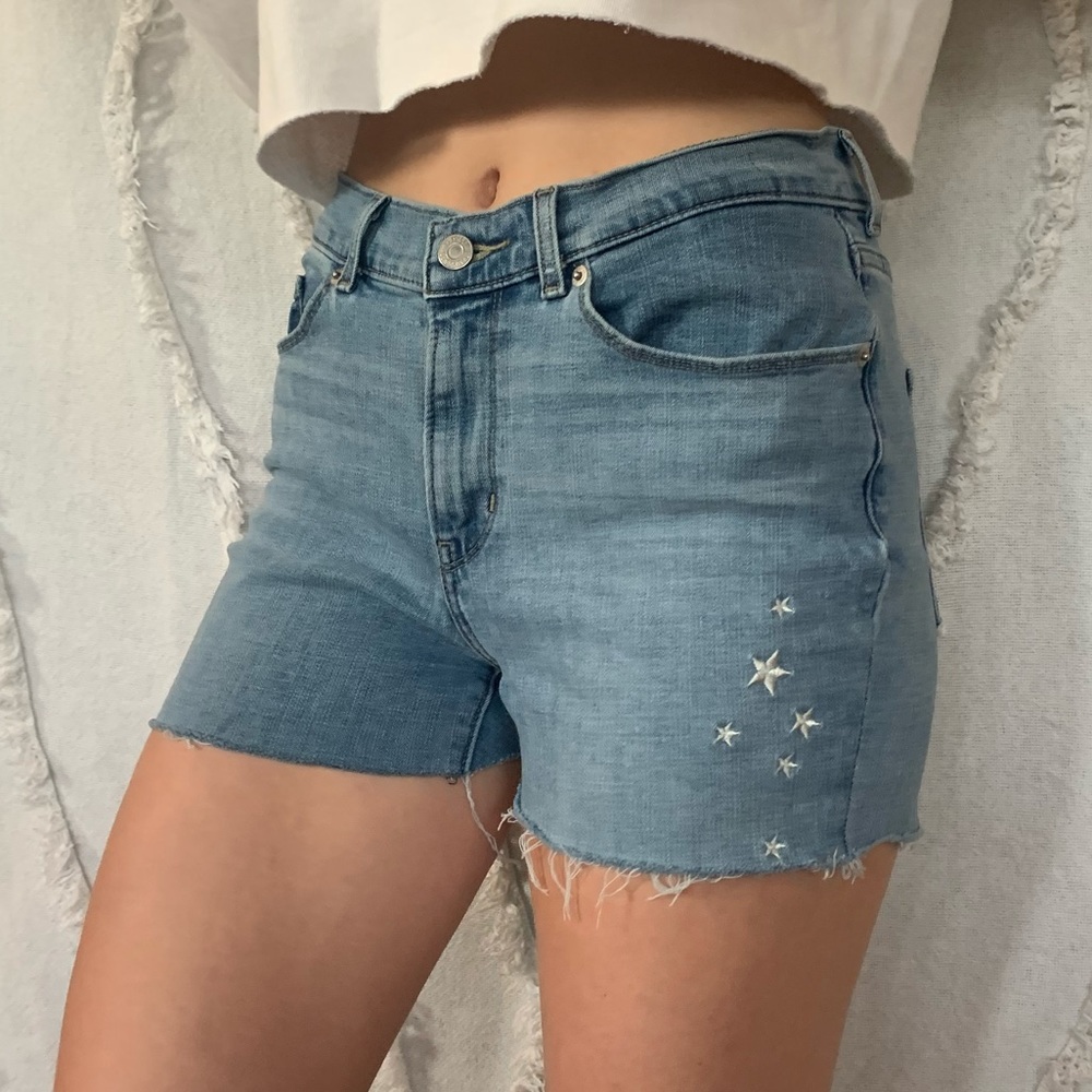 * rare * Levi’s embroidered star cut off shorts